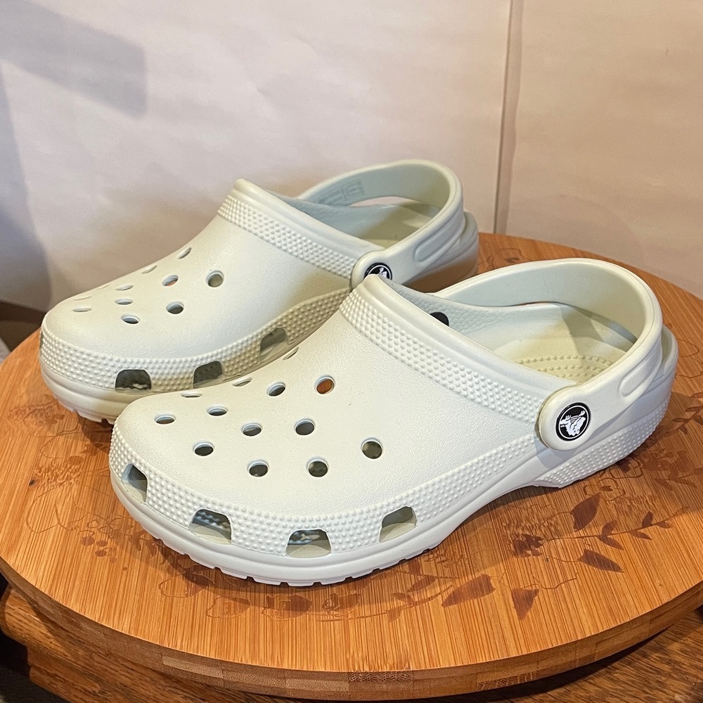 CROCS Womens sandals.  Women size 7 men's size 5 NWOT pale green